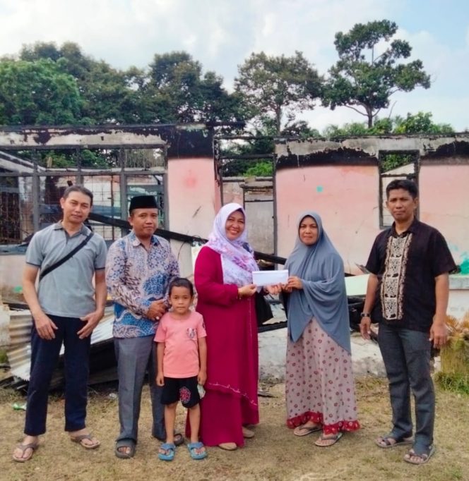 
 Alumni IPDKK Serahkan Sumbangan Korban Kebakaran Warga Di Kiyap Jaya