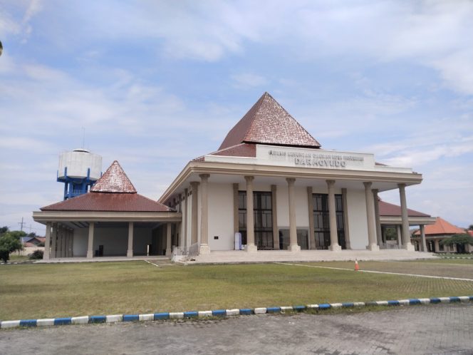 
 Polemik Gedung Kesenian Darmoyudo Tak Kunjung Usai, Rujuk ke UU Lebih Tinggi Saja.! Sebut Ki Suryo
