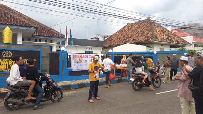 
 Berbagi 1000 Takjil Dan Nyeruit Di Persatuan Wartawan Indonesia (PWI) Lampung Utara