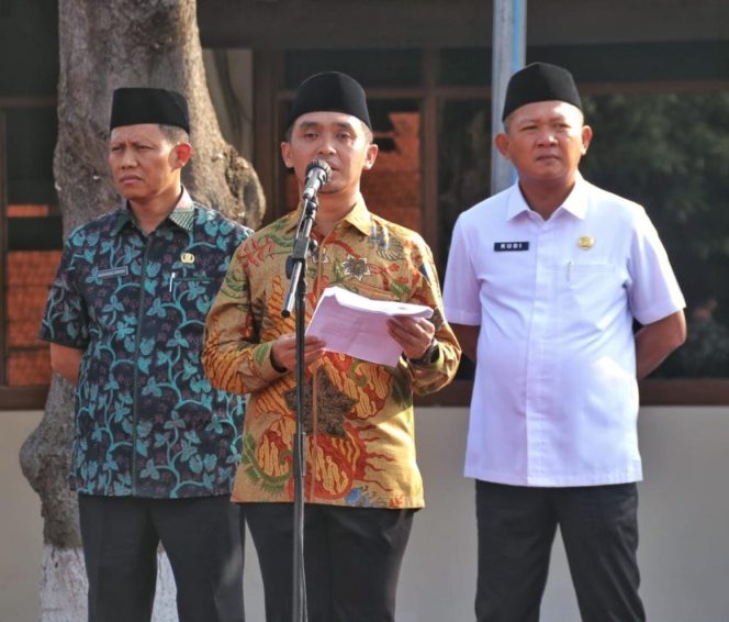 
 Walikota Pasuruan Pimpin Apel Bersama Eks- Tenaga Kontrak, Tekankan Disiplin Dalam Bekerja. 