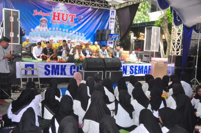 
 Meriah! SMK Cut Nya’ Dien Gelar Sholawatan Akbar di HUT ke-24, Gandrung Nabi Tampil Mengguncang