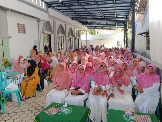 
 Tingkatkan Ukhuwah Islamiah, Pengasuh Masjid Darul Akhlak Desa Kalijaya Kecamatan Alian Adakan Pengajian Umum Dan Rangka Halal Bihalal Masyarakat Kecamatan Alian
