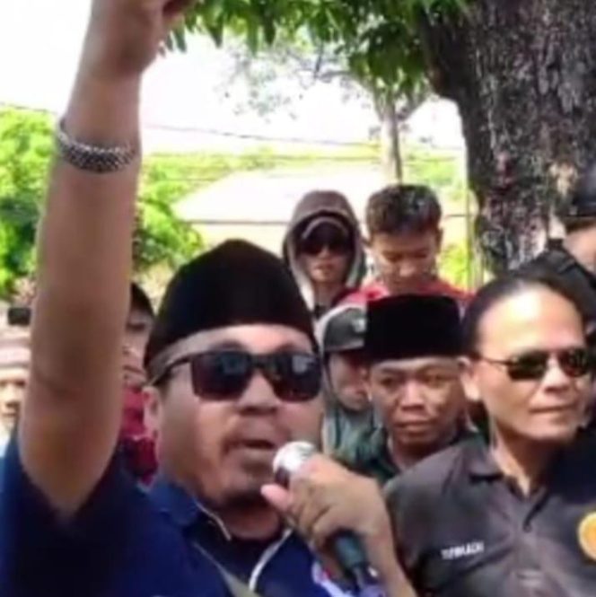 
 LSM M-Bara Meminta Satpol PP, Penertiban PKL di Bantaran Sungai Sebani.