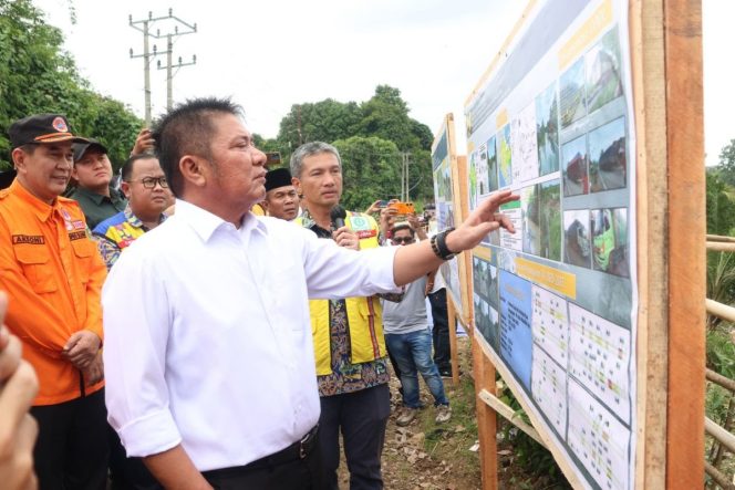 
 Gubernur Sumsel Turun Langsung Cek Lokasi Longsor Yang Menghubungkan 2 Kabupaten
