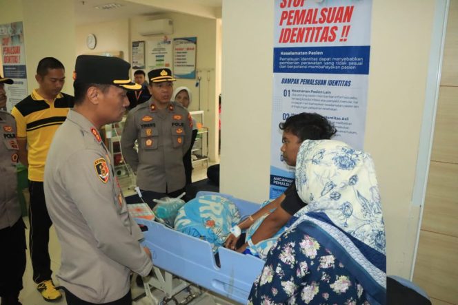 
 Bentuk Peduli, Kapolres Lampung Utara Tinjau Langsung Warga Korban Keracunan Makanan
