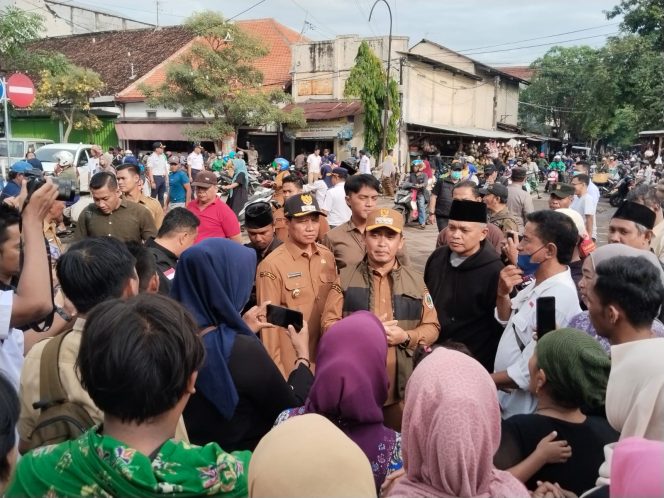 
 Penertiban PKL di Stasiun Kota Pasuruan Diwarnai Protes Pedagang.