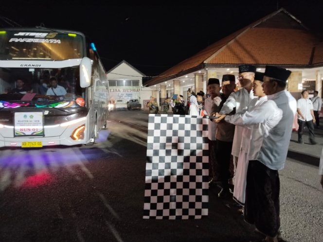 
 Berangkatkan 380 Calon Jamaah Haji, Adi Wibowo Titip Doa untuk Kota Pasuruan
