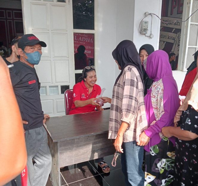 
 Idul Adha 1446 Hijriah, DPC PDI Perjuangan Kota Pasuruan Bagikan 700 paket Qurban.
