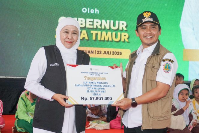 
 Gubernur Jawa Timur Salurkan Bantuan Sosial, Senilai Rp1,62 Miliar di Kota Pasuruan