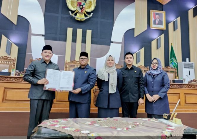 
 DPRD dan Pemkab Pasuruan Sepakat, Mengesahkan Tiga Rancangan Peraturan Daerah non-APBD Menjadi Peraturan Daerah. 