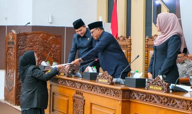 
 DPRD bersama Pemkab Pasuruan Gelar Rapat Paripurna lV, Setujui Raperda P-APBD TA 2025 : Fokus Kesejahteraan Masyarakat.