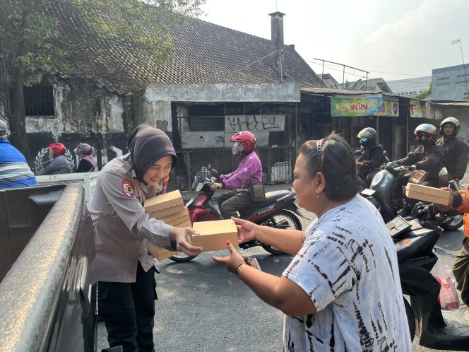 
 Giat Rutin “Jum’at Berkah”, Polwan Polres Pasuruan Berbagi Nasi Kotak ke Tukang Becak dan Ojol.