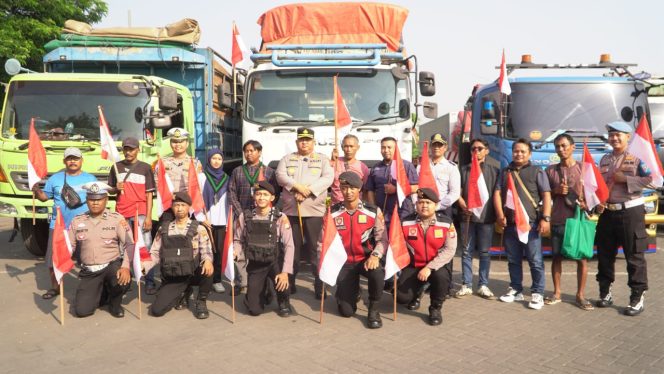 
 Jelang HUT Kemerdekaan Republik Indonesia ke-80, Polres Pasuruan Gandeng Mahasiswa, LSM, dan Media Bagikan 500 Bendera untuk Supir Truk dan warga perumahan