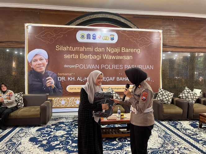 
 Polwan Polres Pasuruan Berikan Edukasi Keselamatan dan Pencegahan Kekerasan Asusila kepada Santri