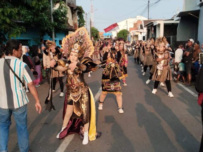 
 Karnaval Perdana Kelurahan Tambaan, Warga Kompak Tunjukkan Kreativitas di HUT ke-80