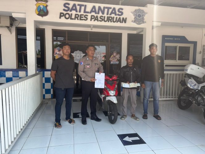 
 Satlantas Polres Pasuruan Serahkan Motor ke Pemiliknya, Hilang 7 Bulan di Jombang