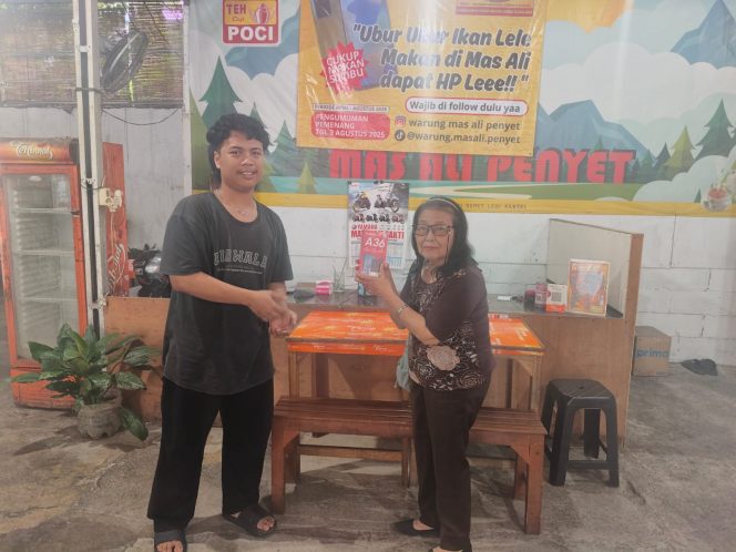 
 Pelanggan Warung Penyet Mas Ali Semarang Bawa Pulang Hadiah Handphone dari Undian Berhadiah