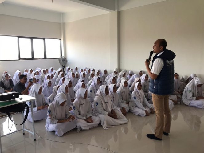 
 Satresnarkoba Polres Pasuruan Sosialisasi Bahaya Narkoba di SMA Walisongo Gempol