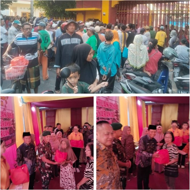 
 Ribuan Warga Antre Pembagian Paket Bansos di Klenteng Tjoe Tik Kiong Kota Pasuruan.