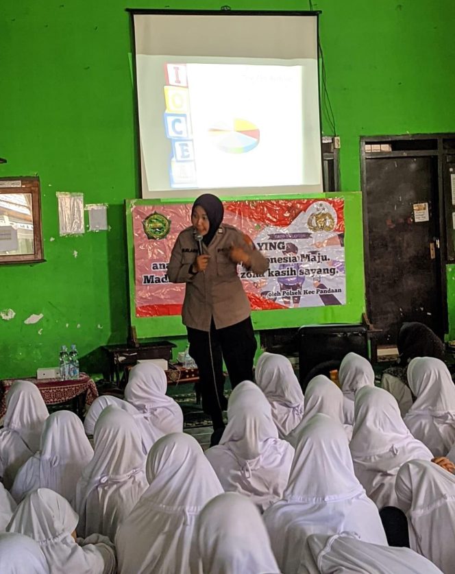 
 Cooling system Polsek Pandaan Masuk Pesantren, Edukasi Santri Soal Tertib Jalan dan Bahaya Perundungan