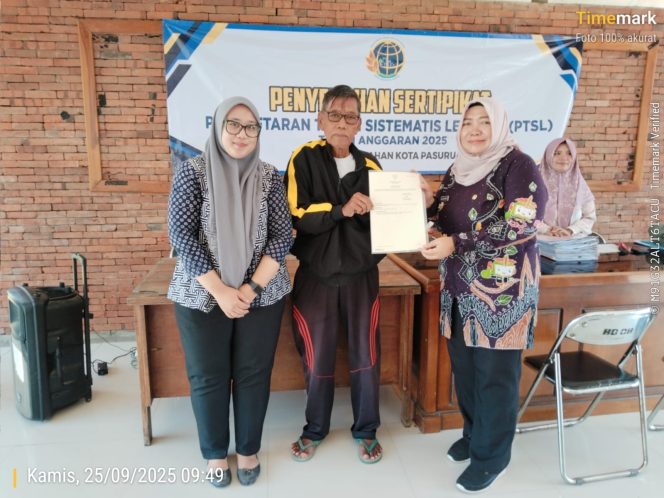 
 BPN Kota Pasuruan Serahkan 15 Sertipikat Tanah Elektronik Untuk Warga Kelurahan Pertamanan.