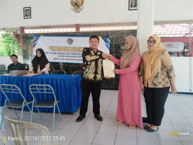 
 BPN Kota Pasuruan Serahkan 20 Sertipikat Tanah Elektronik Kepada Warga Kelurahan Karanganyar.