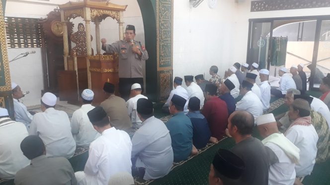 
 Polres Pasuruan Ajak Jamaah Jaga Ukhuwah, Lewat Cooling System Safari Jumat