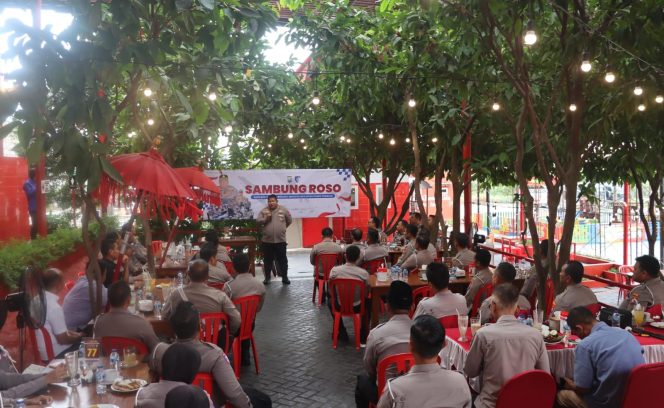 
 Kapolres Pasuruan Gelar Sambung Roso, Dengarkan Curhatan Anggota di Masjid Merah Pandaan