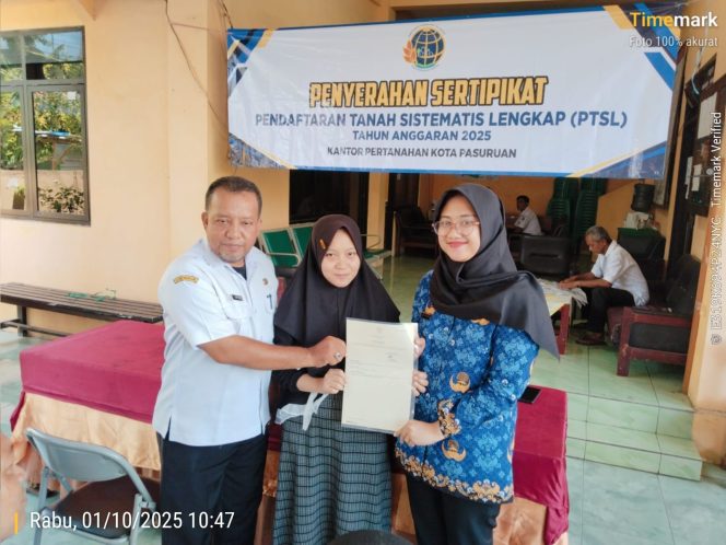 
 Kantor Pertanahan Kota Pasuruan Serahkan Sertipikat Elektronik Warga Gentong.