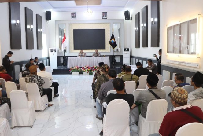 
 Warga Datangi Mapolres Pasuruan, Kapolres Tegaskan Komitmen Penegakkan Hukum dan Dialog