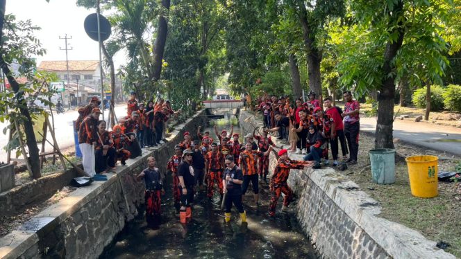 
 Aksi Nyata Pemuda Pancasila Semarang Bersihkan Sungai Jelang HUT Pemuda Pancasila ke-66