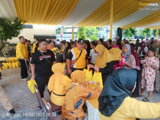 
 Hari Jadi Golkar Kota Pasuruan, Warga Antusias Serbu Pasar Sembako Murah