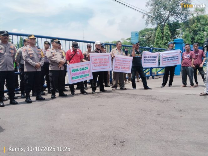 
 Pemda Dinilai Kurang Tegas, Aliansi LPK se-Pasuruan Gruduk Pabrik Aqua: Pertanyakan Izin dan Sumber Air Aqua.