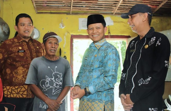 
 Kadis Perkim Mendampingi Wakil Wali Kota Pasuruan saat Monitoring dan Tinjau Penerima Bantuan RTLH.