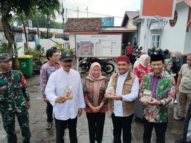 
 Gus Ipul Disambut Puisi dan Hadrah Siswa, Saat Dialog Sekolah Rakyat