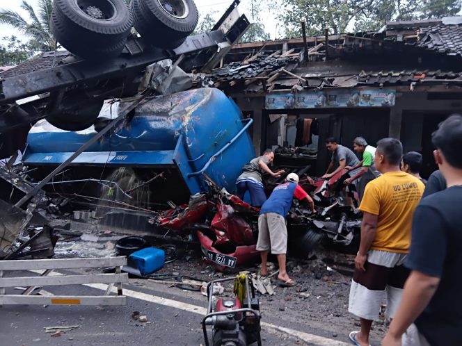 
 Kecelakaan Jalur Maut Kembali Memakan Korban, Truk Tangki Solar Tindih 3 Mobil Di Depan Pasar Kalijambe