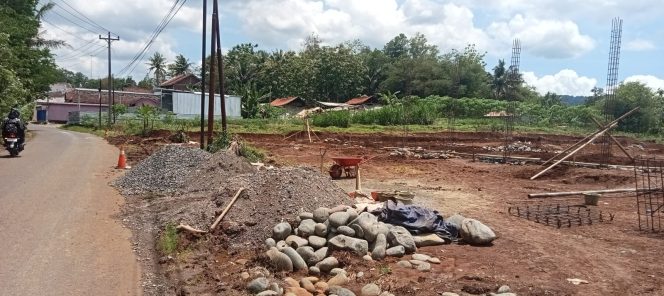 
 Pembangunan Gedung Koperasi Merah Putih Di Desa Kebanaran Mandiraja Tanpa Papan Informasi Publik dan APD Pekerja Di Abaikan