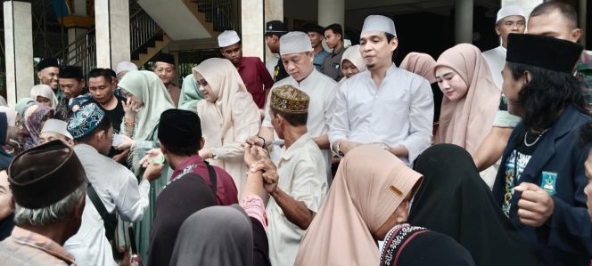 
 Gus Muk Bolo Sewu Beri Santunan kepada 1.000 Anak Yatim, Dhuafa dan Penyandang Disabilitas di Dusun Regek.