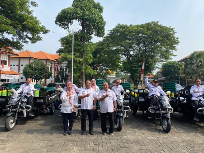 
 Serahkan Penghargaan “BERSERI” Jawa Timur 2025 kepada 10 Kelurahan di Kota Pasuruan.