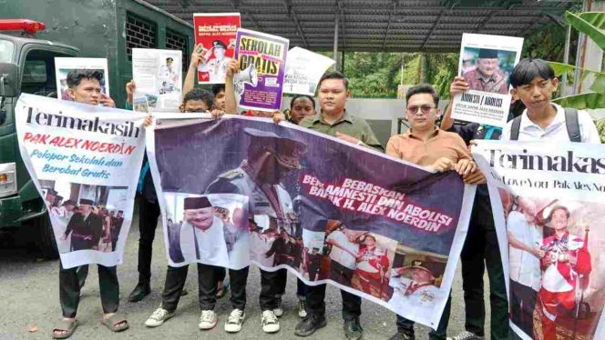 
 Aksi Dukungan Dari Sejumlah Kelompok Pemuda Dan Masyarakat Kembali Warnai Sidang H Alex Noerdin Di Pengadilan Negeri Palembang